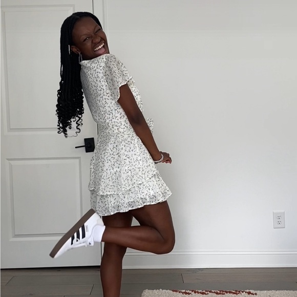 stunning springtime floral romper, size medium
i am 5’3 for reference :) - Picture 2 of 3